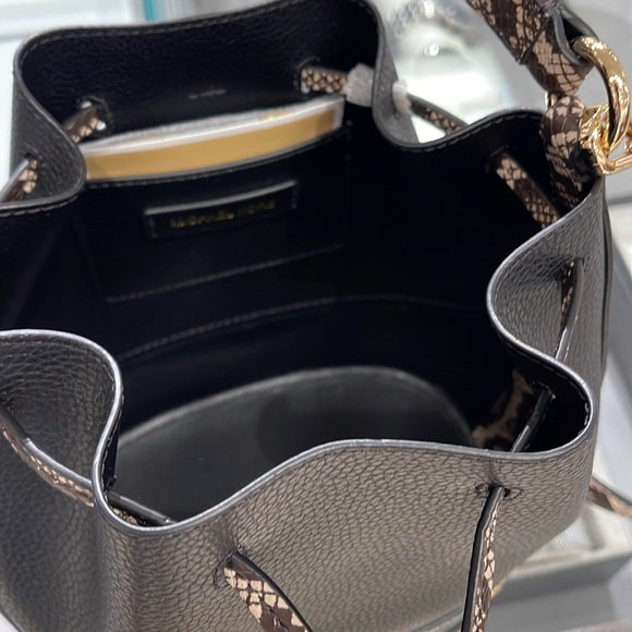 MICHAEL KORS 
Reed Md Pebbled Leather Belted Bucket Messenger Satchel Crossbody - Picture 9 of 16